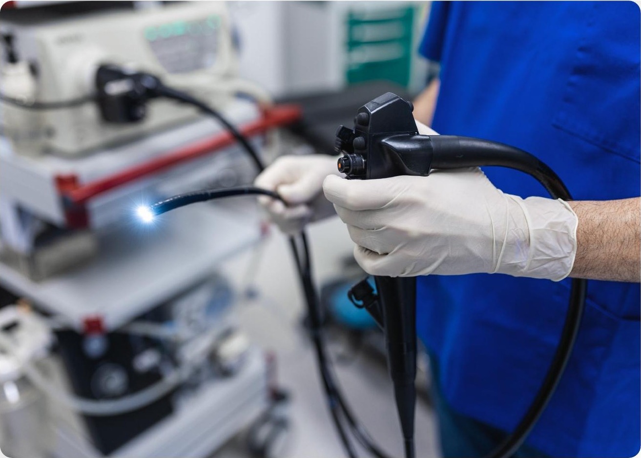 Especialista con endoscopio en la Unidad de Endoscopia